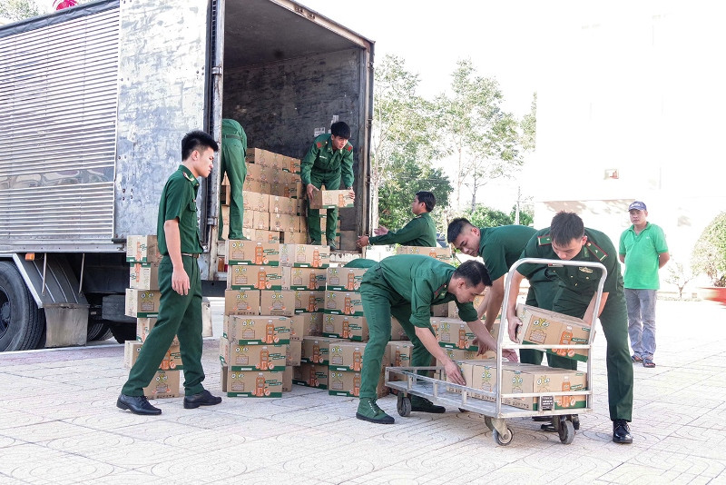 BĐBP tỉnh Sóc Trăng tổ chức tiếp nhận 1.500 thùng nước uống dinh dưỡng.