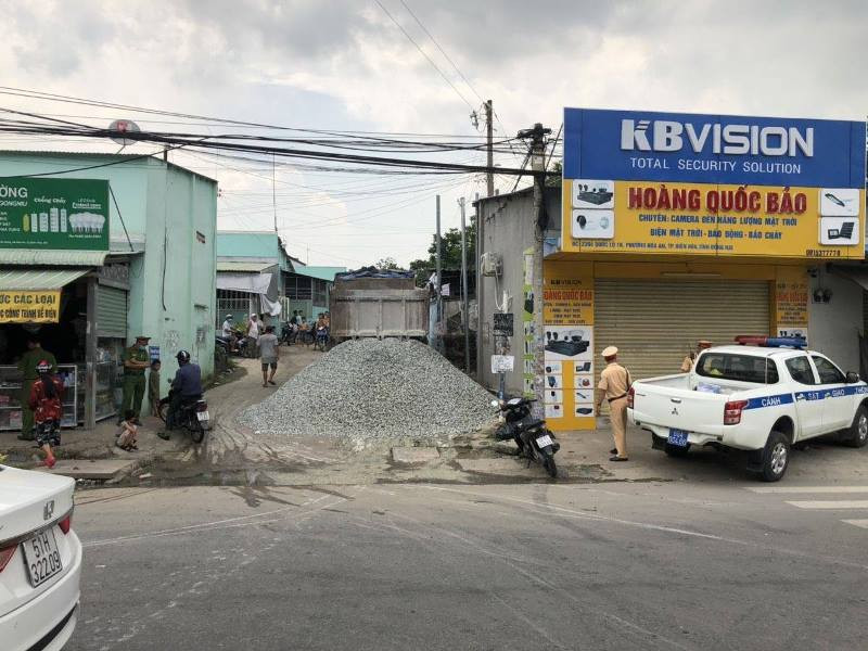 Hiện trường xe tải ben đổ đá xuống đường. 