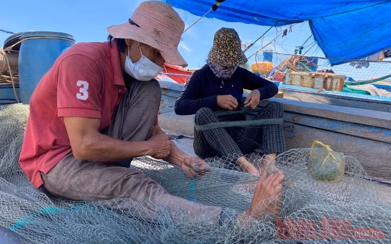 Bị “kẹt” tại vùng tâm dịch, vợ chồng chị Nguyễn Thị Lụa và anh Võ Văn Lao ở xã Nghĩa An, TP Quảng Ngãi được sự hỗ trợ nhu yếu phẩm của các chiến sĩ biên phòng cảng Sa Huỳnh và phường Phổ Thạnh vượt qua những ngày khó khăn.