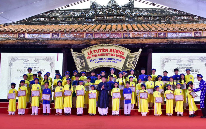 Chủ tịch UBND tỉnh Phan Ngọc Thọ chúc mừng và biểu dương 367 học sinh tại buổi lễ vinh danh.