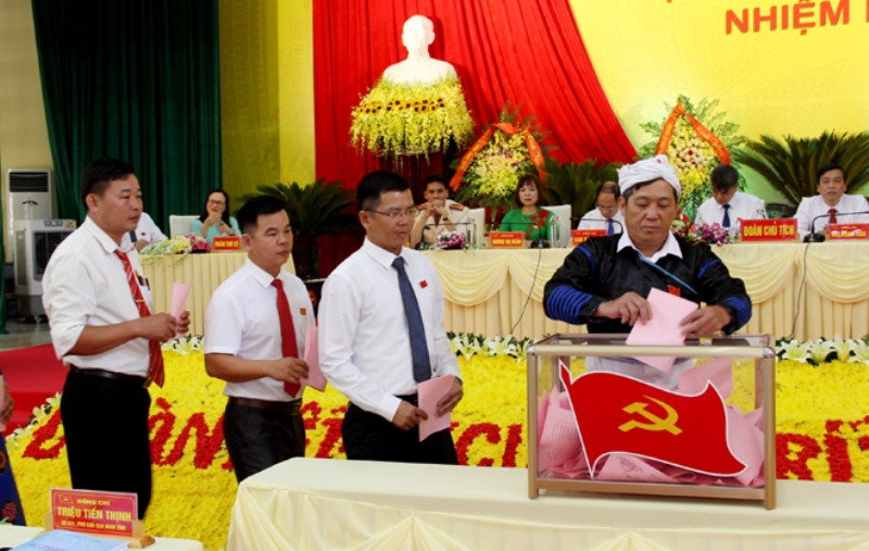 Các đại biểu tham gia bầu trực tiếp Bí thư Huyện ủy tại Đại hội.