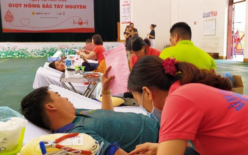 Cán bộ, công chức TP Kon Tum hiến máu.