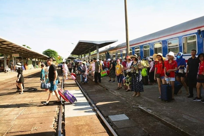 Đoàn tàu charter du lịch đầu tiên Hà Nội đến Quảng Bình.