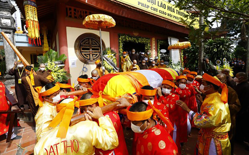 Cung thỉnh kim quan Đại lão Hòa thượng Thích Phổ Tuệ nhập Bảo tháp trong khuôn viên Tổ đình Viên Minh (chùa Ráng). (Ảnh: Minh Đức/TTXVN)