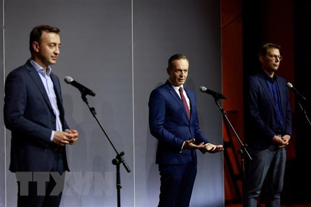 Từ trái sang: Tổng thư ký đảng CDU Paul Ziemiak, Tổng thư ký đảng FDP Volker Wissing và Tổng thư ký đảng CSU Markus Blume tại buổi họp báo sau cuộc đàm phán thành lập một chính phủ liên minh cầm quyền ở Đức. (Ảnh: AFP/TTXVN)