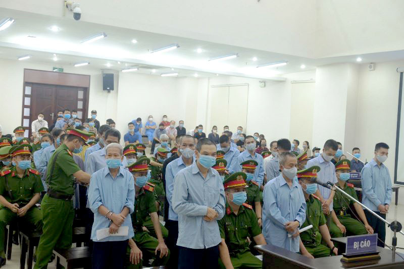 Đại diện Viện kiểm sát đề nghị Hội đồng xét xử tuyên bị cáo Lê Đình Công và Lê Đình Chức mức án tử hình về tội "Giết người". 