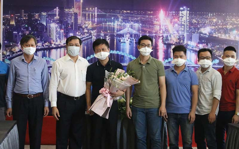 Lãnh đạo thành phố Đà Nẵng tặng hoa cảm ơn các y, bác sỹ đã hỗ trợ Đà Nẵng thời gian qua.