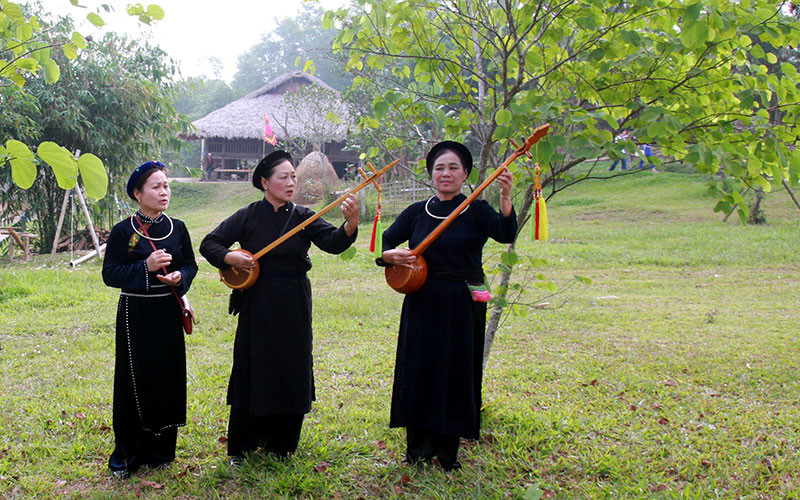 Trình diễn Then. Ảnh: KHIẾU MINH