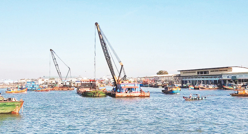Nạo vét vùng nước neo đậu tàu trước bến 400 CV cảng cá Phan Thiết (tỉnh Bình Thuận).