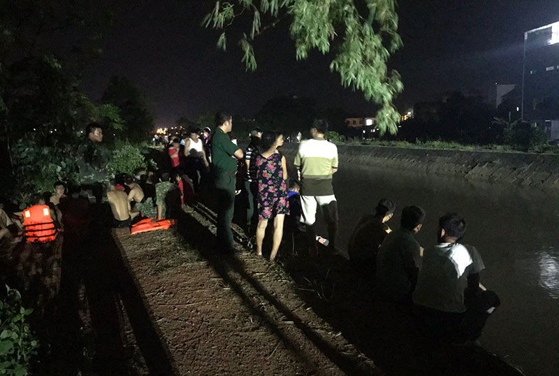 Lực lượng chức năng tìm kiếm nạn nhân trong đêm.