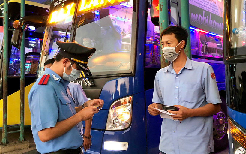 Thanh tra Sở Giao thông vận tải kiểm tra điều kiện người lái của tài xế trước giờ xe khởi hành. 