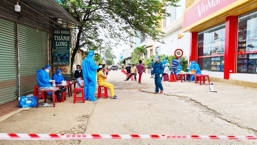 Khẩn trương lấy mẫu xét nghiệm cho người dân tại xã Trà Bá (thành phố Pleiku, Gia Lai).