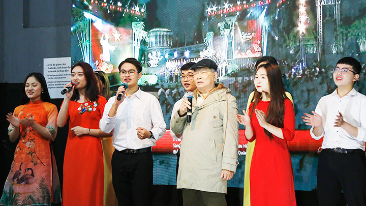 Ông Đào Đoàn Thế Hùng (giữa) cùng hát bài ca Kết đoàn với thế hệ trẻ. 