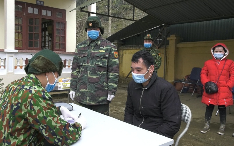 Lấy lời khai đối tượng nhập cảnh trái phép bị bắt giữ ở Đồn Biên phòng Pha Long (Lào Cai).