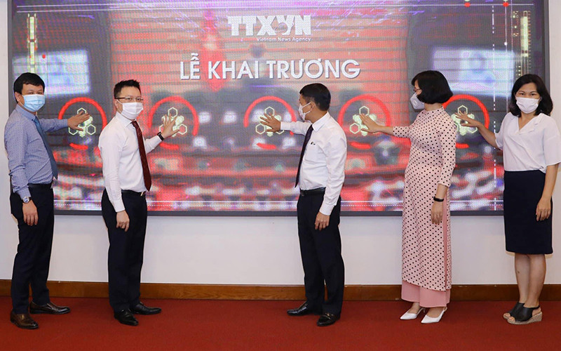 Lãnh đạo Thông tấn xã Việt Nam nhấn nút khai trương khai trương trang thông tin đặc biệt về bầu cử. Ảnh: Văn Điệp