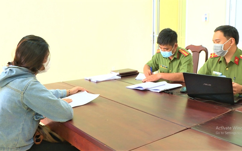 Cán bộ Phòng An ninh mạng và phòng, chống tội phạm sử dụng công nghệ cao, Công an tỉnh Đắk Lắk làm việc với chị P.