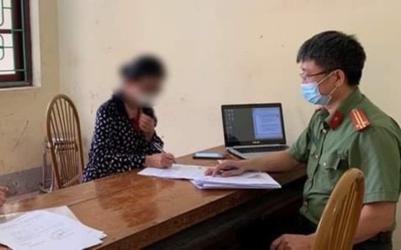 Bà Đ.T.M.A. làm tường trình về hành vi của mình tại cơ quan công an.