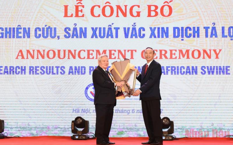 Thứ trưởng Nông nghiệp và Phát triển nông thôn Phùng Đức Tiến trao Giấy chứng nhận lưu hành vaccine thương mại NAVET-ASFVAC cho đại diện Công ty cổ phần Thuốc thú y Trung ương Navetco. 