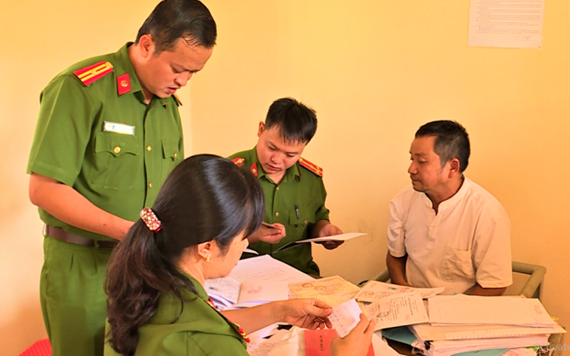 Cơ quan Công an kiểm tra các giấy tờ liên quan đến vụ án.