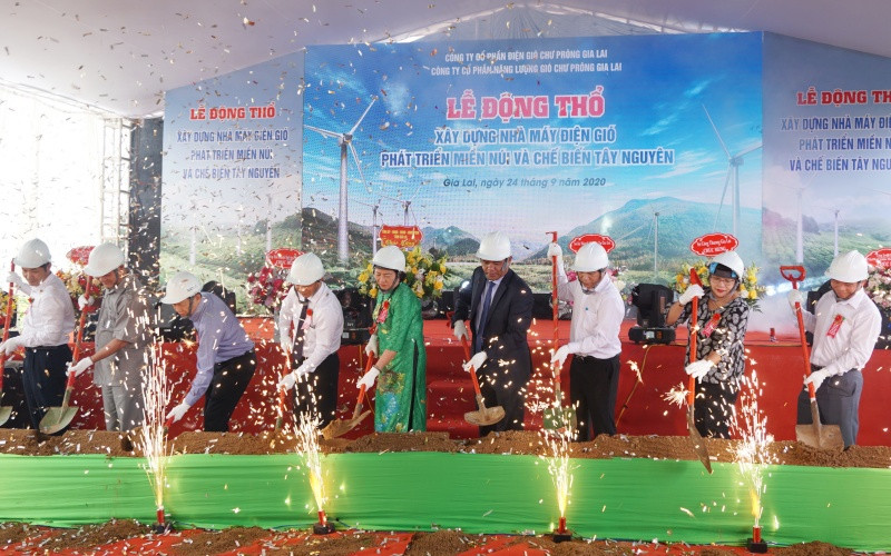 Các đại biểu tiến hành thủ tục động thổ khởi công xây dựng công trình.