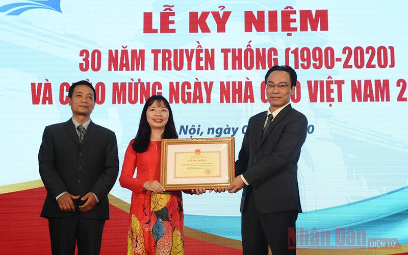 PGS, TS Đặng Thị Thu Hương và TS Nguyễn Sơn Minh đại diện lãnh đạo Viện đón nhận Bằng khen từ Thứ trưởng Giáo dục và Đào tạo Hoàng Minh Sơn. Ảnh: AN PHONG.