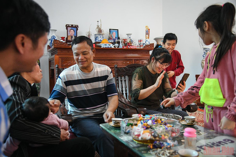 Sau khi đón thêm 3 thành viên đặc biệt, căn nhà của ông Lê Văn Cừ rộn ràng hơn thường lệ. (Ảnh: THÀNH ĐẠT) 