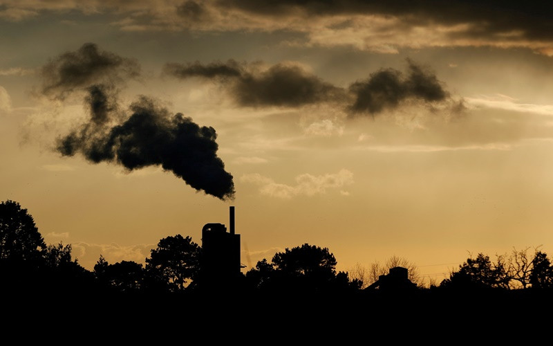 Khói bốc lên từ một nhà máy tại Anh, tháng 2-2021. (Ảnh: Reuters)