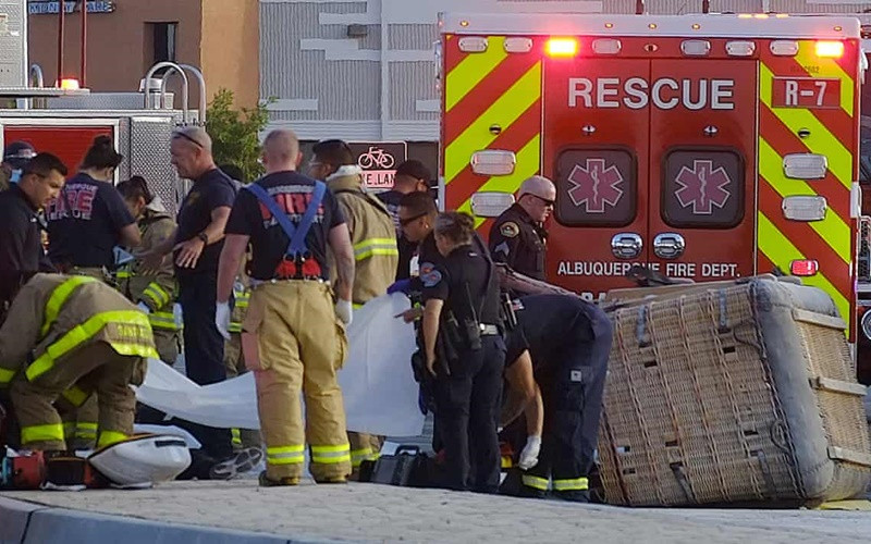 Lực lượng cứu nạn làm việc tại hiện trường ở TP Albuquerque, bang New Mexico. (Ảnh: AP)