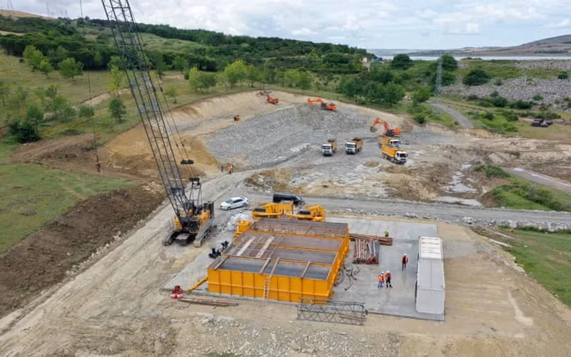 Công trình xây dựng cây cầu đầu tiên của kênh đào Istanbul. (Ảnh: Anadolu Agency)