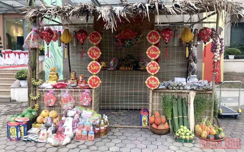 Tái dựng một gian hàng Tết xưa.