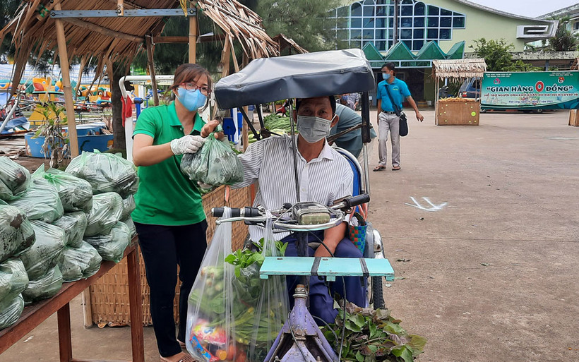 Ông Phan Văn Hùng nhận quà ở Gian hàng 0 đồng.