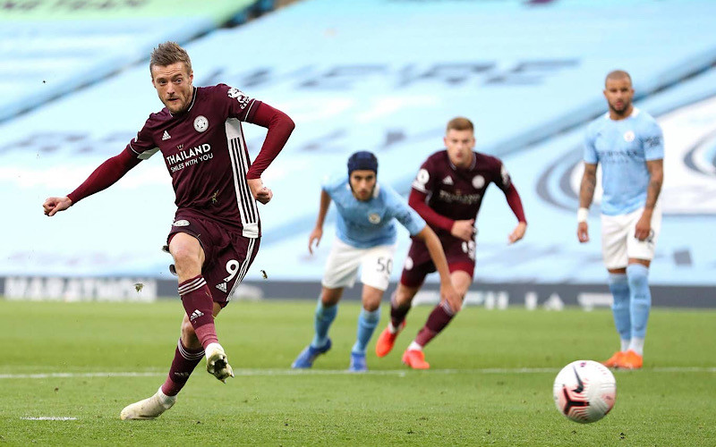 J. Vardy (áo sẫm) lập cú hat-trick giúp Leicester thắng Man City 5-2.