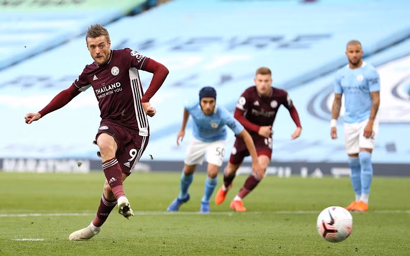 J. Vardy (áo sẫm) lập cú hat-trick giúp Leicester thắng Man City 5-2.