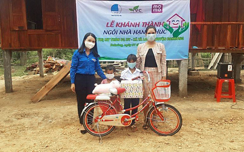 Khánh thành công trình "Ngôi nhà hạnh phúc" trong khuôn khổ Dự án "Sức mạnh 2.000" tặng em Hồ Thị My, học sinh dân tộc Bru Vân Kiều, lớp 3A Trường Tiểu học Tà Long (thôn Pa Hy, xã Tà Long, huyện Đa Krông, tỉnh Quảng Trị).