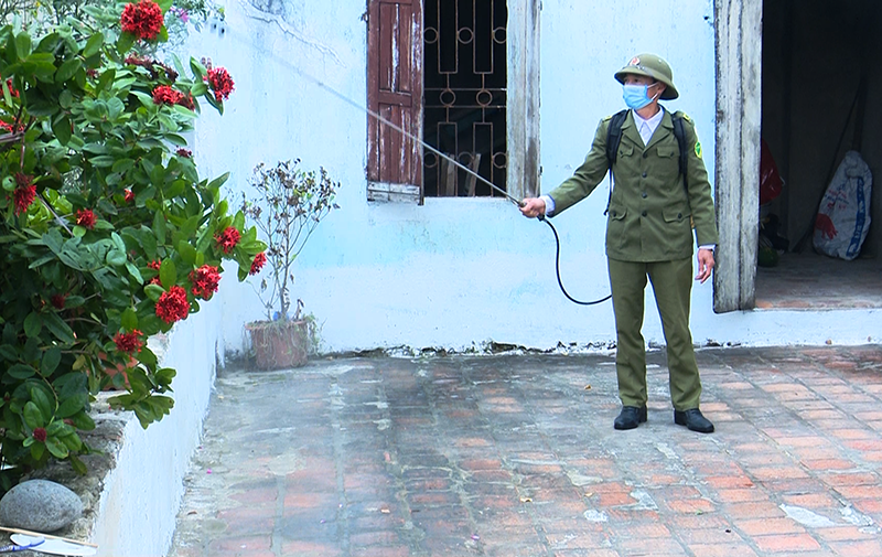 Lực lượng chức năng ở huyện Thiệu Hóa phun khử khuẩn nơi ở của công dân có yếu tố dịch tễ liên quan.
