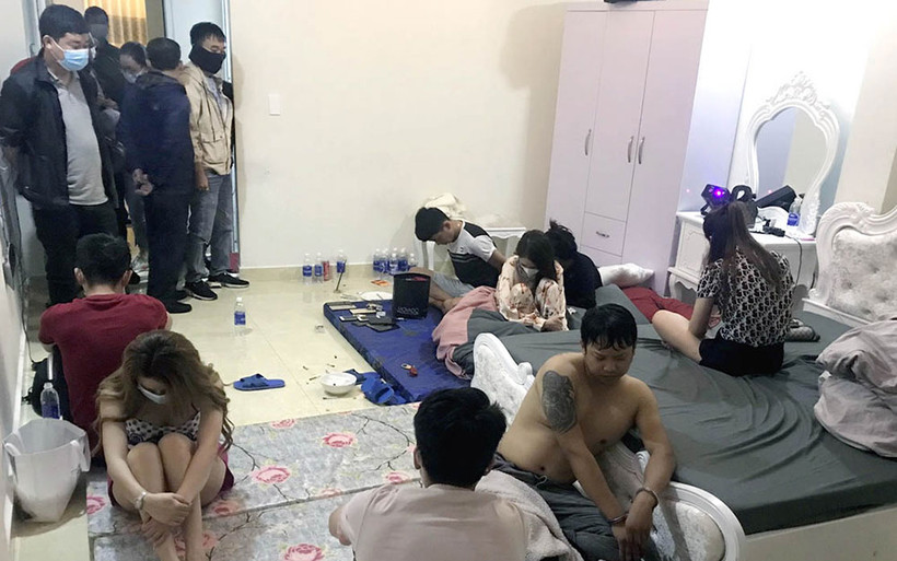 Lực lượng chức năng bắt quả tang nhóm thanh niên thuê biệt thự “bay lắc” và sử dụng trái phép chất ma túy giữa mùa dịch.