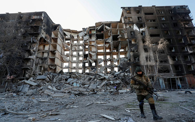 Một tòa chung cư tại thành phố Mariupol, Ukraine, ngày 28/3. (Ảnh: Reuters)