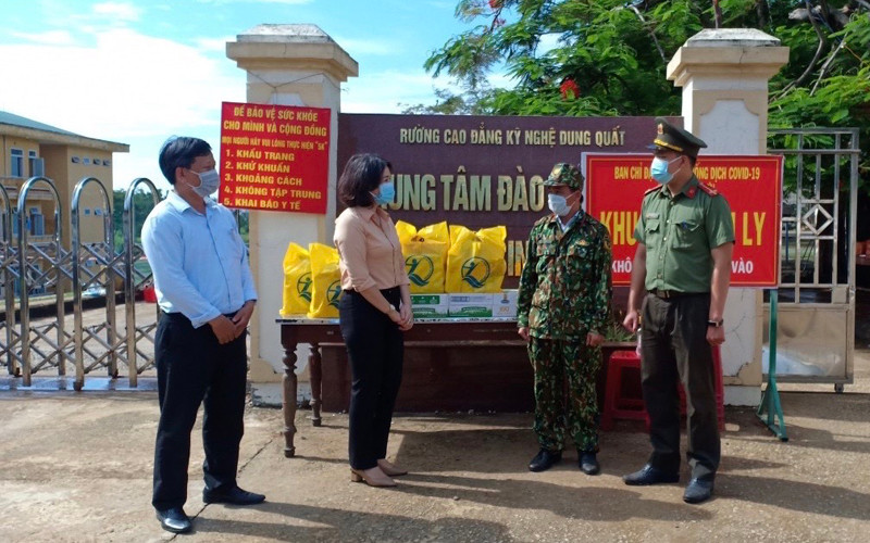 Gần 250 suất quà hỗ trợ chăm sóc, điều trị cho trẻ đang điều trị Covid-19 nhằm động viên gia đình và trẻ em vượt qua khó khăn.