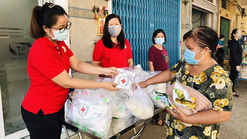 Người dân nhận nhu yếu phẩm từ một cửa hàng 0 đồng tại phường 5, quận 6 (TP Hồ Chí Minh).