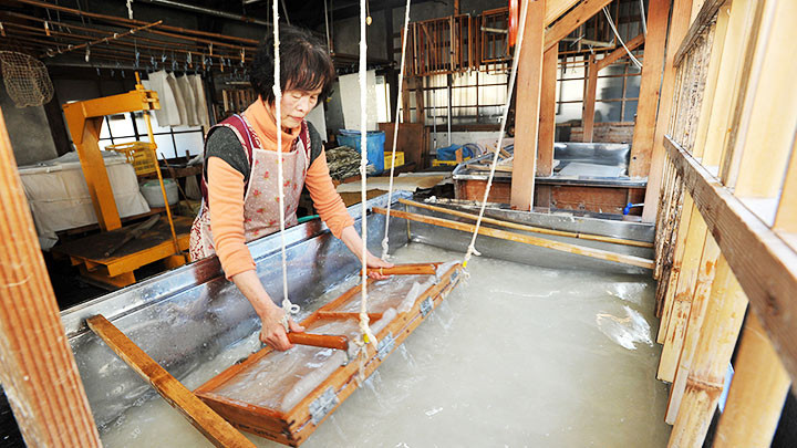 Quá trình sản xuất washi diễn ra hoàn toàn thủ công. Ảnh: THE JAPAN TIMES