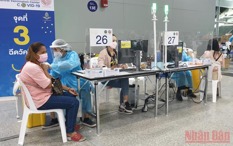 Người dân Thái Lan tiêm vaccine ngừa Covid-19 tại Trung tâm tiêm chủng Bang Sue. (Ảnh: NAM ĐÔNG)