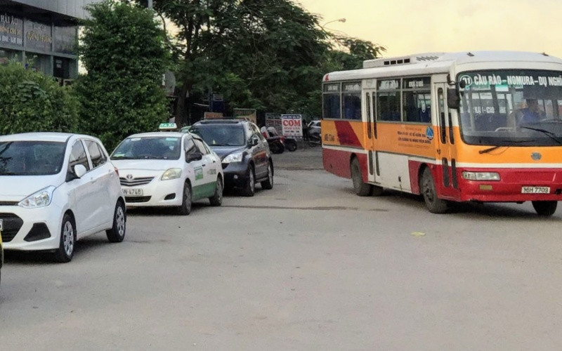 Xe buýt dừng hoạt động, taxi giảm 70% số đầu xe.