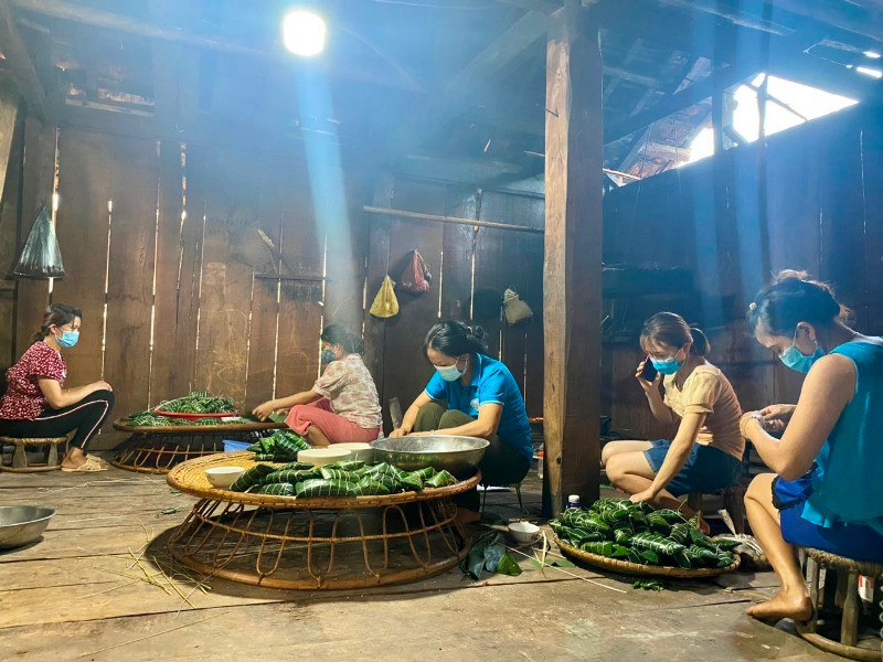 Phụ nữ bản Nà Sự 2, xã Chà Nưa gói bánh chưng gửi vào các khu cách ly tại huyện Nậm Pồ. 