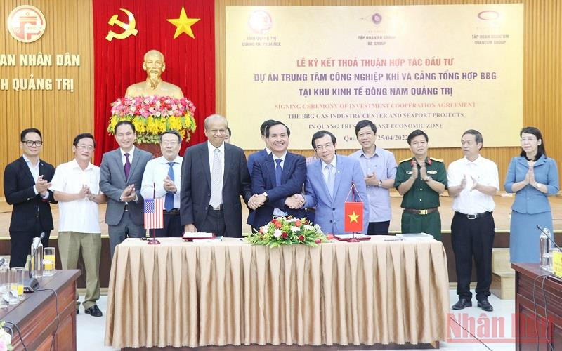 Phó Bí thư Tỉnh ủy, Chủ tịch UBND tỉnh Quảng Trị Võ Văn Hưng; Chủ tịch Tập đoàn Quantum Arun Savkur; Chủ tịch Tập đoàn BB Group Vũ Quang Bảo tiến hành ký kết thỏa thuận hợp tác đầu tư.