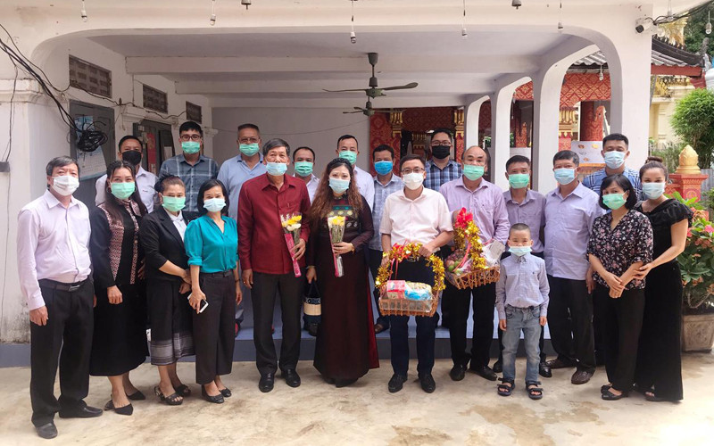 Tổng Lãnh sự Nguyễn Đăng Hùng (áo đỏ), dẫn đầu đoàn Tổng Lãnh sự quán Việt Nam tại tỉnh Luang Prabang dâng hương, tưởng niệm các Anh hùng, liệt sĩ tại Wat Mahathat, ngày 27/7/2021. (Ảnh: Tổng Lãnh sự quán Việt Nam tại Luang Prabang). 