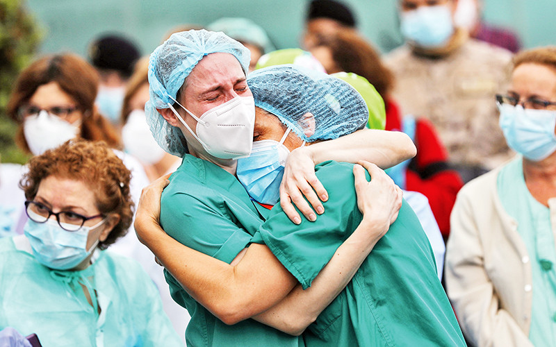 Cần có những chính sách kịp thời để hỗ trợ và bảo vệ các y bác sĩ chống dịch tuyến đầu. Ảnh | Reuters