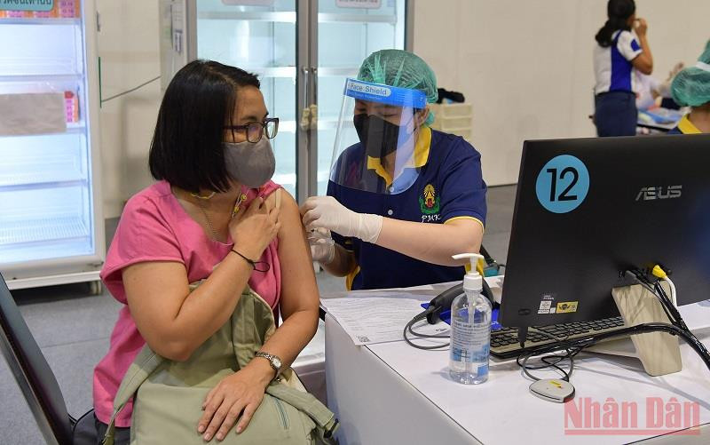 Nhân viên y tế tiêm vaccine cho người dân tại một trung tâm tiêm chủng ở thủ đô Bangkok. (Ảnh: NAM ĐÔNG)
