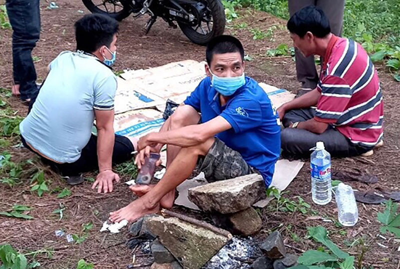 Nhóm người ăn nhậu trong thời gian giãn cách xã hội bị phạt 50 triệu đồng.