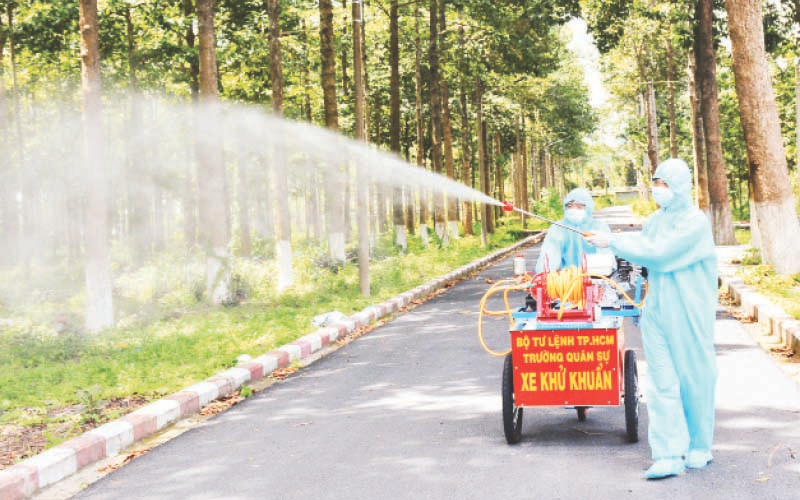 Các chiến sĩ Trường Quân sự thuộc Bộ Tư lệnh TP Hồ Chí Minh phun khử khuẩn khuôn viên bệnh viện.