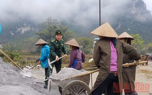 Thượng tá Mê Văn Đạt, Bí thư Đảng ủy xã Đàm Thủy cùng làm đường với dân. Ảnh: NGUYÊN PHONG